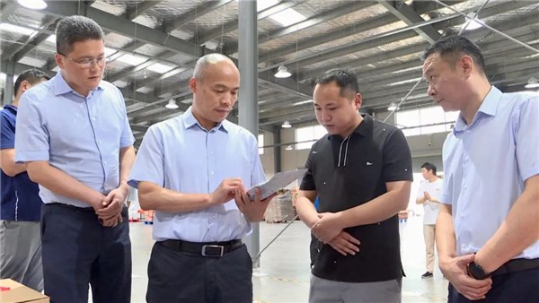 倪志品調(diào)研電子商務(wù)工作時(shí)強(qiáng)調(diào) 做大做強(qiáng)電商產(chǎn)業(yè) 助推我市電商經(jīng)濟(jì)高效發(fā)展